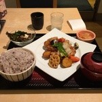 大戸屋 - 鶏と野菜の黒酢あん定食。