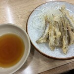 源蔵本店 - 「小いわし天ぷら」（800圓）。