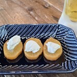 APÉRO - おつまみ①燻製沢庵、クリームチーズ載せ(税込300円)