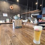 APÉRO - 店内は黒塗りコンクリート天井、濃灰色のコンクリート壁&ガラス張り壁、灰色のタイル貼り床、酒屋さんの店内を改装したシックでモダンな空間、BGM代わりにTV音声が流れています