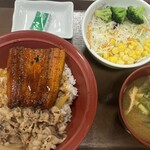 すき家 - 料理写真:うな牛 ご飯少なめ(1,190円)とサラダセット(200円)