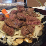 Yakiniku Suteki Mitogaden - お肉が焦げないように玉ねぎの上に乗せていただきま〜す♫