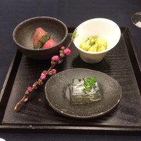 花蝶 銀座本店 - 前菜
                熊本産筍 墨烏賊の木の芽和え
                国産牛ローストビーフ
                天草産とら河豚 てっぴ 煮凝り