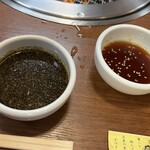 焼肉おはる - 料理写真:にんにくだれ（左）と甘だれ