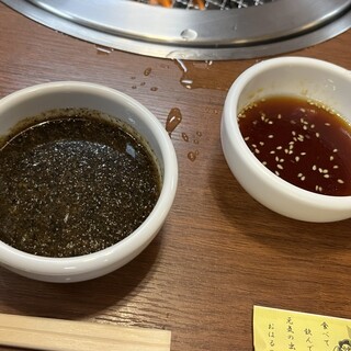 焼肉おはる - 料理写真:にんにくだれ（左）と甘だれ