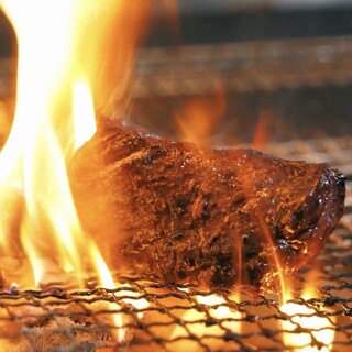 豪快な炎で、旨味を閉じ込める自慢の炭焼き料理