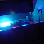 プールバー ウエスギタマツキジョウ - 青と赤のサイバーなアップライト照明。