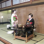 Ikariya523 - 芸妓さんがお茶をたててくれます。左は舞妓はん。