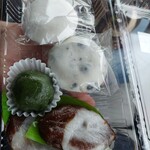カワダ菓子舗 - 料理写真:上から白大福、豆大福、草しんこ、べこ餅