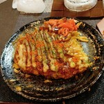 和びさ日 - お好み焼きを小皿に取り分けました (2026.07.21)
