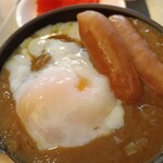 ホテルグローバルビュー津 - カレーに温泉卵とウインナーをトッピング（笑）