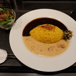 旨さと辛さがここちよい黒カレー 萬栄カレー - 黒と白の合いがけカレー、ミニサラダ