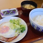 なか卯 - 料理写真:目玉焼きベーコン朝食【ご飯:小】(税込400円)
①半熟目玉焼き&焼きベーコン【2枚】②白ご飯③お味噌汁(油揚げ&若布&刻み青葱入り)④味付け海苔
半熟目玉焼きを硬めの白ご飯に載せるとTKGに変化