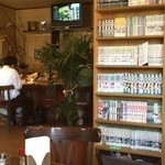 アンディ - 店内（棚の裏表に漫画本が一杯）