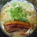 ラーメン工房　はっぴ - とろチャーシュー麺　とろける角煮の豚骨ラーメンです。８９０円