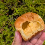 クーネルベーカリー - クリームパンの中身。