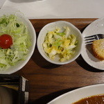 森のみみずく - セットのサラダ、サワー漬け、キャロットケーキ