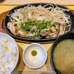 やよい軒 - 料理写真:鶏せせりともも肉の柚子胡椒炒め定食