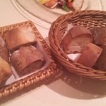 銀座ルヴァン エ ラ ヴィアンド - ゴマのパンとくるみのパン