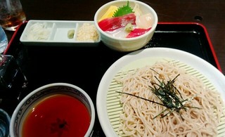Kitanoajisai - 若干収まりきれてないざるそばとミニ海鮮丼のランチ！