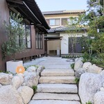育 à ma façon - 重厚な石の階段を上がると右手に和のお庭が迎えてくれます。