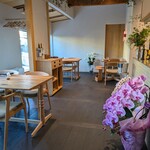育 à ma façon - 店内の様子：右手にオープンキッチン、左手に食事をしながら お庭が見通せる窓があります。