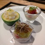 育 à ma façon - 前菜 ：① 玉ズッキーニのファルシ。 ② 本鮪の黒胡椒 醤油漬け、焼き茄子のピュレ。 ③ 宮城 戻りガツオのカクテル。