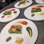 育 à ma façon - 野菜サラダのテリーヌ：タスマニア産サーモンと野菜のテリーヌを、①トマトソース、②バジルソース、③レモラードとそうめん南瓜のサラダ、➃鮎のソース、⑤塩 のテイストでいただきます。