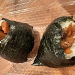 おいしい米とおにぎりの店 小島米店 - 左　きんぴらおにぎり　右　あさりちゃん