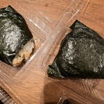 おいしい米とおにぎりの店 小島米店 - 左　たらこ　右　明太子