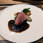 育 à ma façon - 京鴨：京鴨の胸肉ローストを黒トリュフのソースでいただきます。