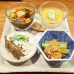 山介 - お通しセット(800円) 自家製豆腐と空豆ピューレ、もずく酢、ふきみそ、いんげんの白和え、生しらすのカリカリ揚げ