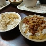 陳記 - 料理写真:魯肉飯と鶏肉飯 2015年4月