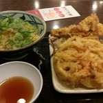 丸亀製麺 日比谷帝劇ビル店 - 肉玉うどんにねぎをたくさん入れた。
