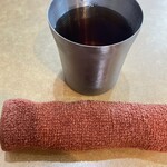 豊閣 - お水のコップがいい感じ！おしぼりもちゃんとしてる。