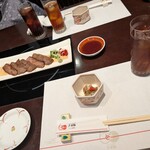 しゃぶしゃぶ・日本料理 木曽路 銀座五丁目店 - 牛肉はタレが効いていてそのままパクリ