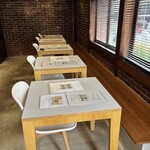おうちごはん てんさいとう - カウンター席っぽい、1人用のテーブル席ヽ(´o｀；