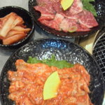 瓢箪屋 焼肉店 - １人前のホルモンとカルビ