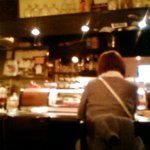 Brasserie Café ONZE - カウンター中心に広くない店内はBARの雰囲気。テーブル席につけましたが予約の合間に少しだけ｡