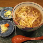 五合庵 - 鴨南蛮。薬味と香の物は別皿で… 蓮華もついてきます。