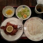 アンクル サム - 鶏もも唐揚げ、丸ごとのランチです。アンクルランチやったかな？人気メニューですよ。