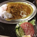 矢久羅食堂 - チキンキーマカレー・生野菜(620円)。
      旨っ！定食屋とは思えないクオリティの高さ…。