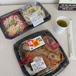 マックスバリュ - 料理写真:得盛のり弁当 498円(税別) サラダちらしとうどんのセット 458円(税別)