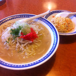 紀北飯店 - 豚骨ラーメンと焼飯のセットで1000円♬麺が2玉付き‼︎