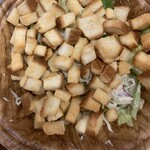 MEGAドン・キホーテ - 料理写真:クルトンザクザクのサラダ