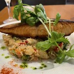 サダキ デリ - ランチの魚、この日は、サーモンのポワレとクスクスのサラダ仕立て