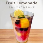エヌズ カフェ - フルーツ入り自家製レモネード