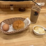 コメダ珈琲店 - 料理写真:飲み物はアイスカフェオレ600円をお願いして無料で付いてくるモーニングはローブパンとゆで玉子をお願いし、追加でヨーグルトをお願いしました。