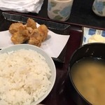 浜焼太郎 - マグロの唐揚げ定食　飯茶碗は大変小振りですのでそれからお数の量をご想像ください。角皿はiPhone6plusくらいです、爆！