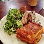 パーラー江古田 - この日は、限定メニューにラザニアがありました。麺もパーラーの自家製手打ち麺だそうです。じゃがいも入り、ほくほく美味でした♪（パンは、カンパーニュとくるみパンとごまパンのスライス）